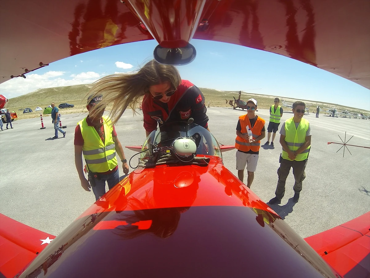 Kadın akrobasi pilotu hava şehitleri için uçtu