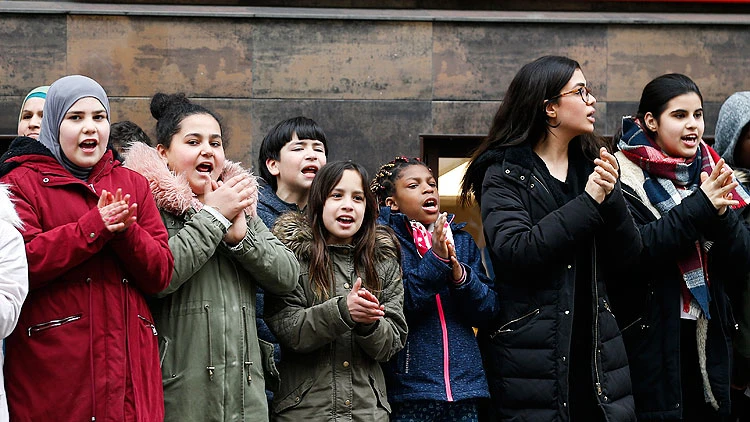 Irkçılığa karşı insan zinciri oluşturdular