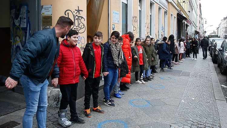 Irkçılığa karşı insan zinciri oluşturdular