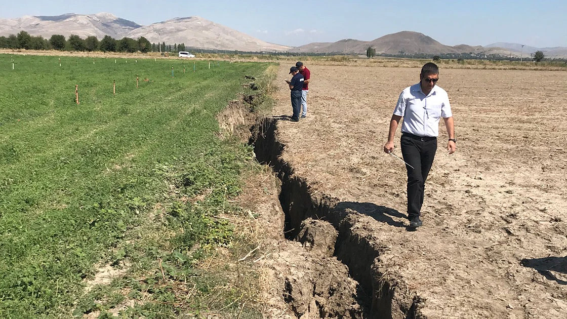 Tarım arazisinde 1 kilometrelik yarık oluştu