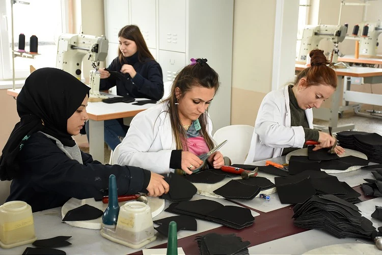 Atıl köy okulu iş kapısı oldu