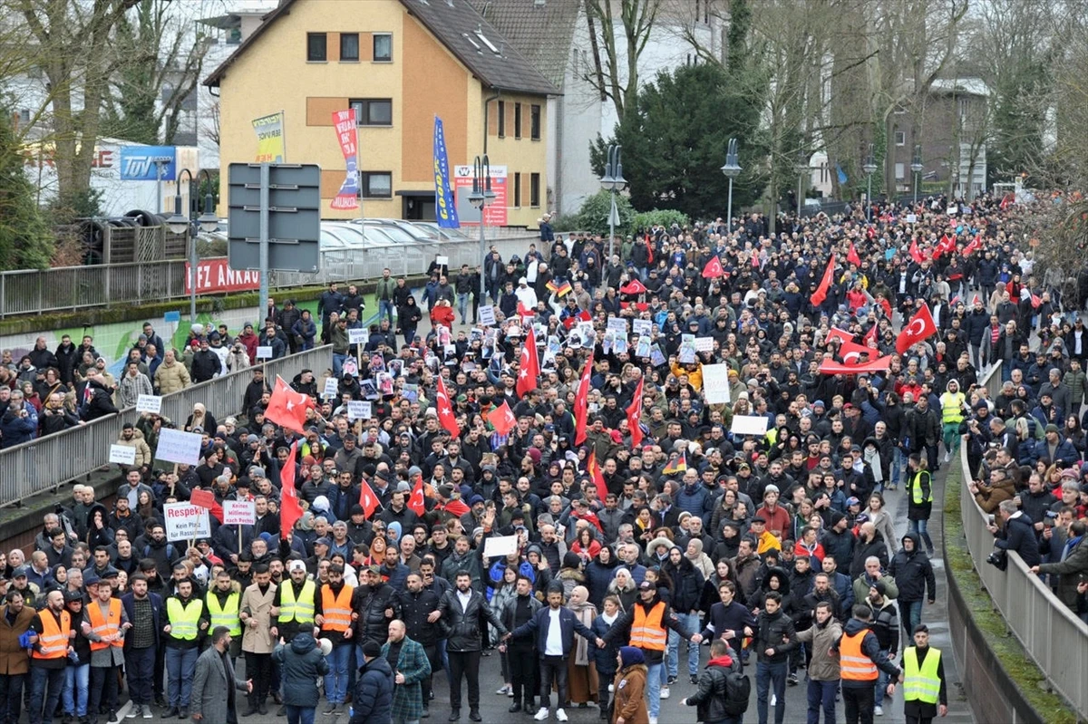 Almanya'nın Hanau kentinde ırkçılık ve teröre karşı yürüyüş düzenlendi
