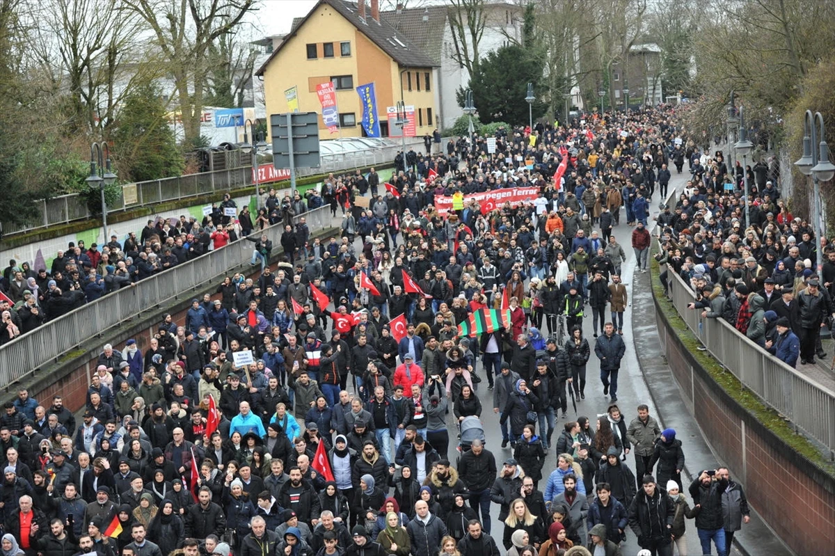 Almanya'nın Hanau kentinde ırkçılık ve teröre karşı yürüyüş düzenlendi