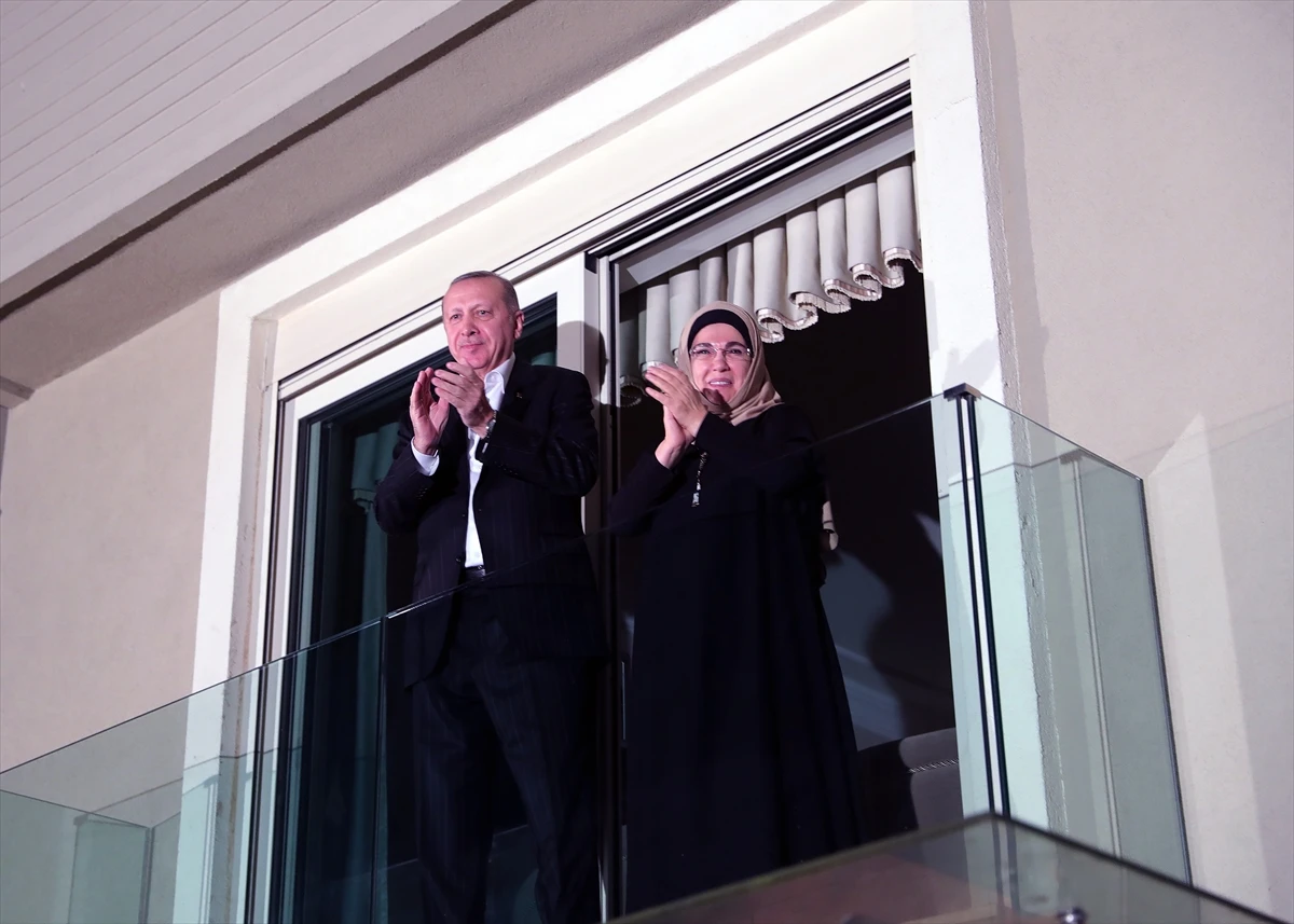 Cumhurbaşkanı Erdoğan ve eşi Emine Erdoğan sağlık personeline alkışlarla destek verdi