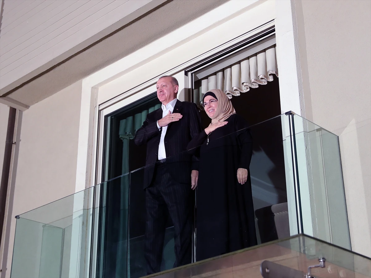Cumhurbaşkanı Erdoğan ve eşi Emine Erdoğan sağlık personeline alkışlarla destek verdi