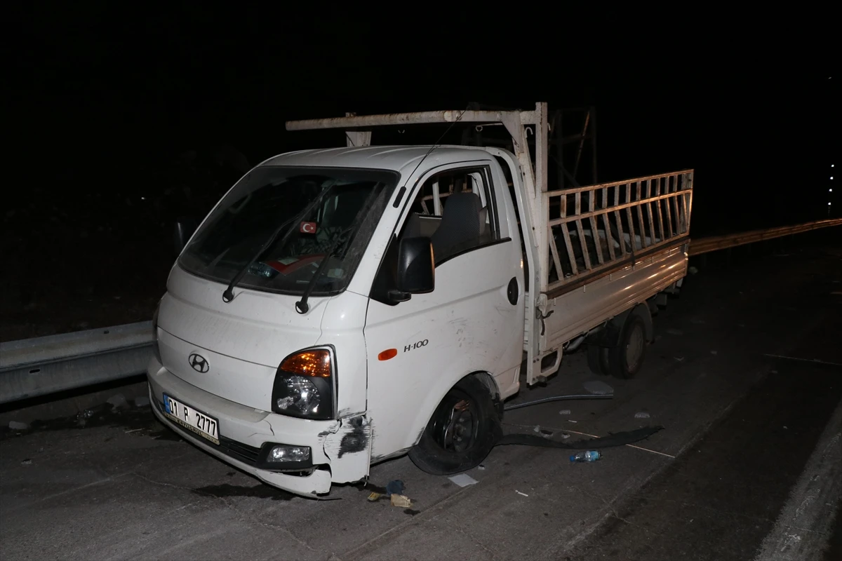 Freni patlayan kamyon devrildi