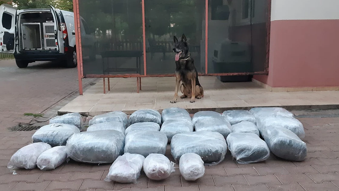 Eşya yüklü motosikletin sepetinden esrar çıktı