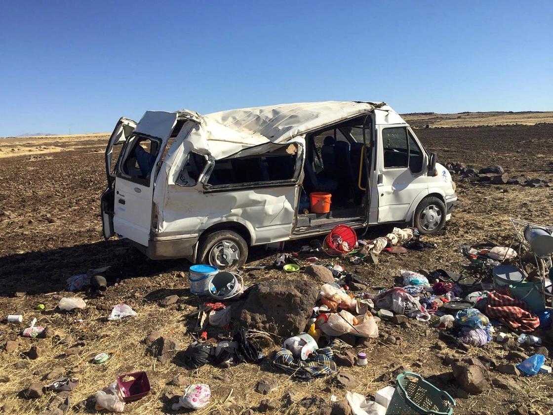 Şanlıurfa'da tarım işçilerini taşıyan minibüs devrildi: 20 yaralı