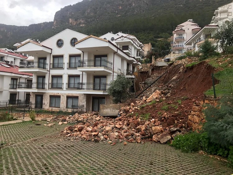 Antalya'da kuvvetli yağış etkisini sürdürüyor