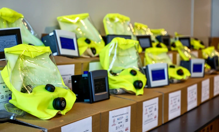 Sağlık çalışanlarına yerli kuvöz maske