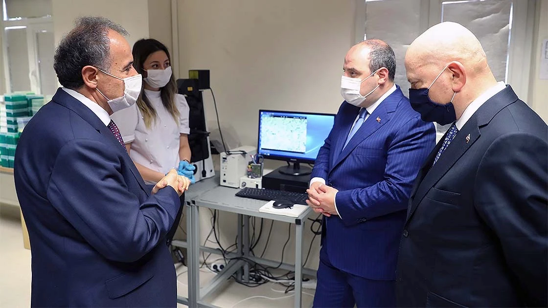 Bakan Varank Kovid-19'a karşı aşı ve ilaç geliştirme çalışmalarını yerinde inceledi