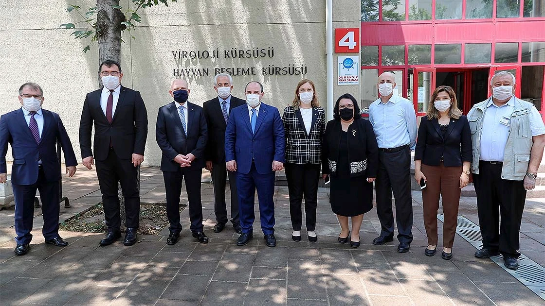 Bakan Varank Kovid-19'a karşı aşı ve ilaç geliştirme çalışmalarını yerinde inceledi