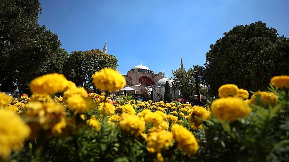 Ayasofya-i Kebir Cami-i Şerifi'nde ziyaretçi yoğunluğu sürüyor