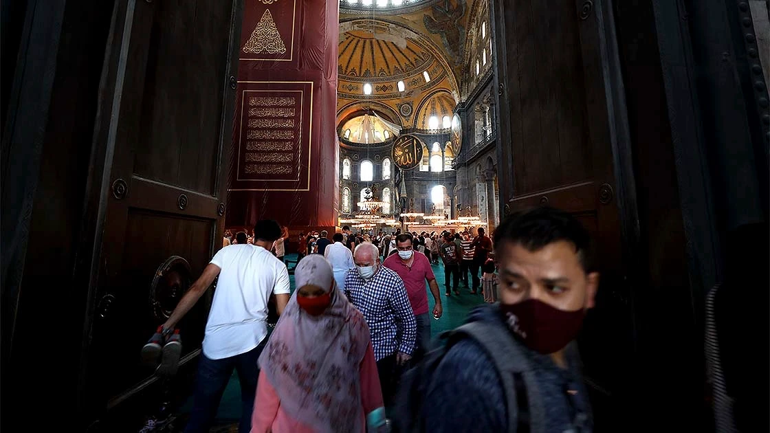 Ayasofya-i Kebir Cami-i Şerifi'nde ziyaretçi yoğunluğu sürüyor