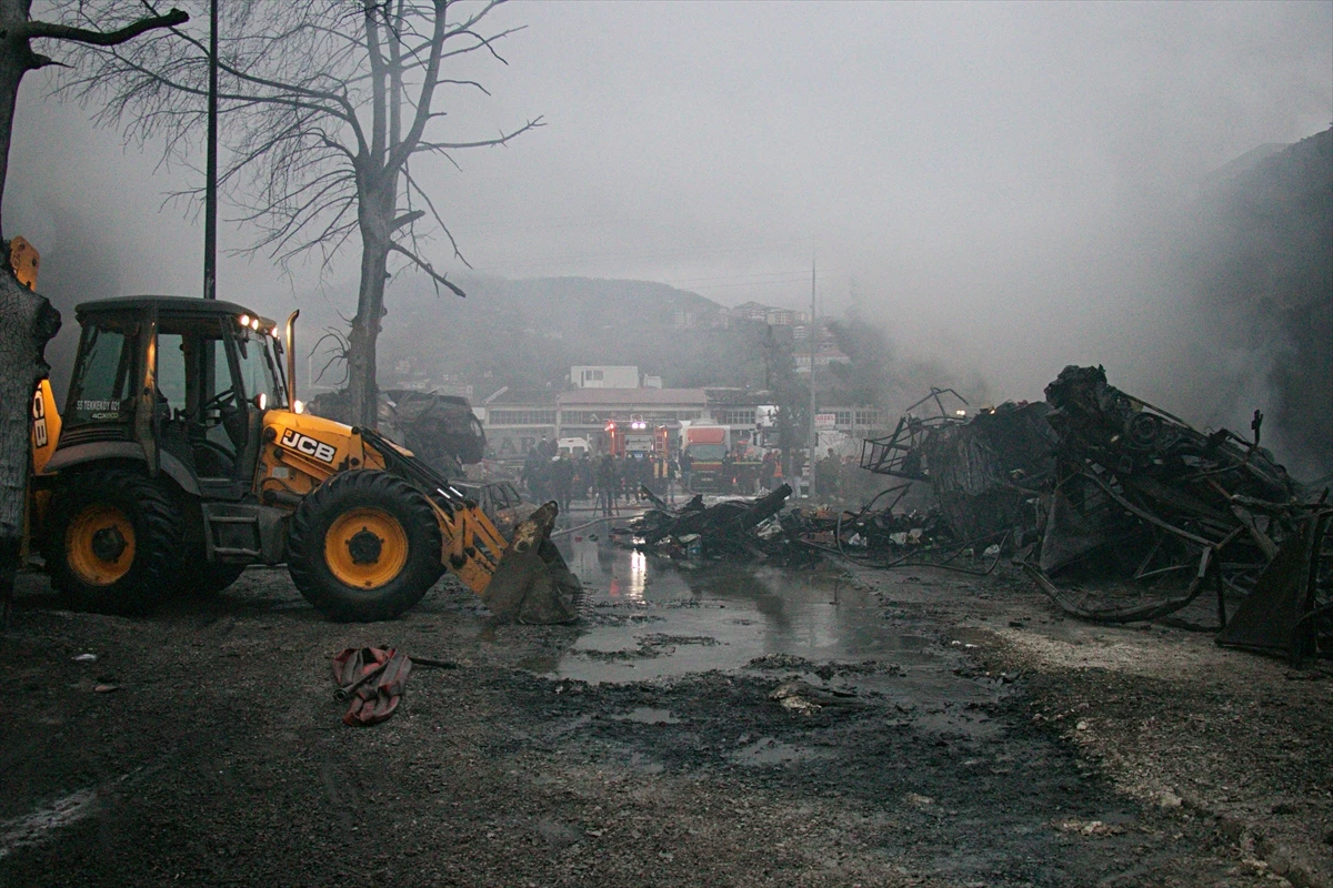 Samsun'da çıkan yangında 4 iş yeri ve 2 otomobil yandı