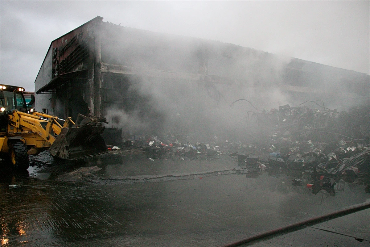 Samsun'da çıkan yangında 4 iş yeri ve 2 otomobil yandı