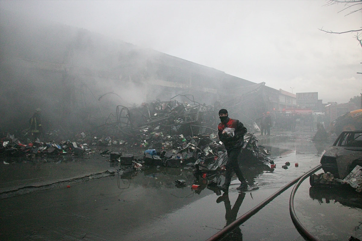 Samsun'da çıkan yangında 4 iş yeri ve 2 otomobil yandı