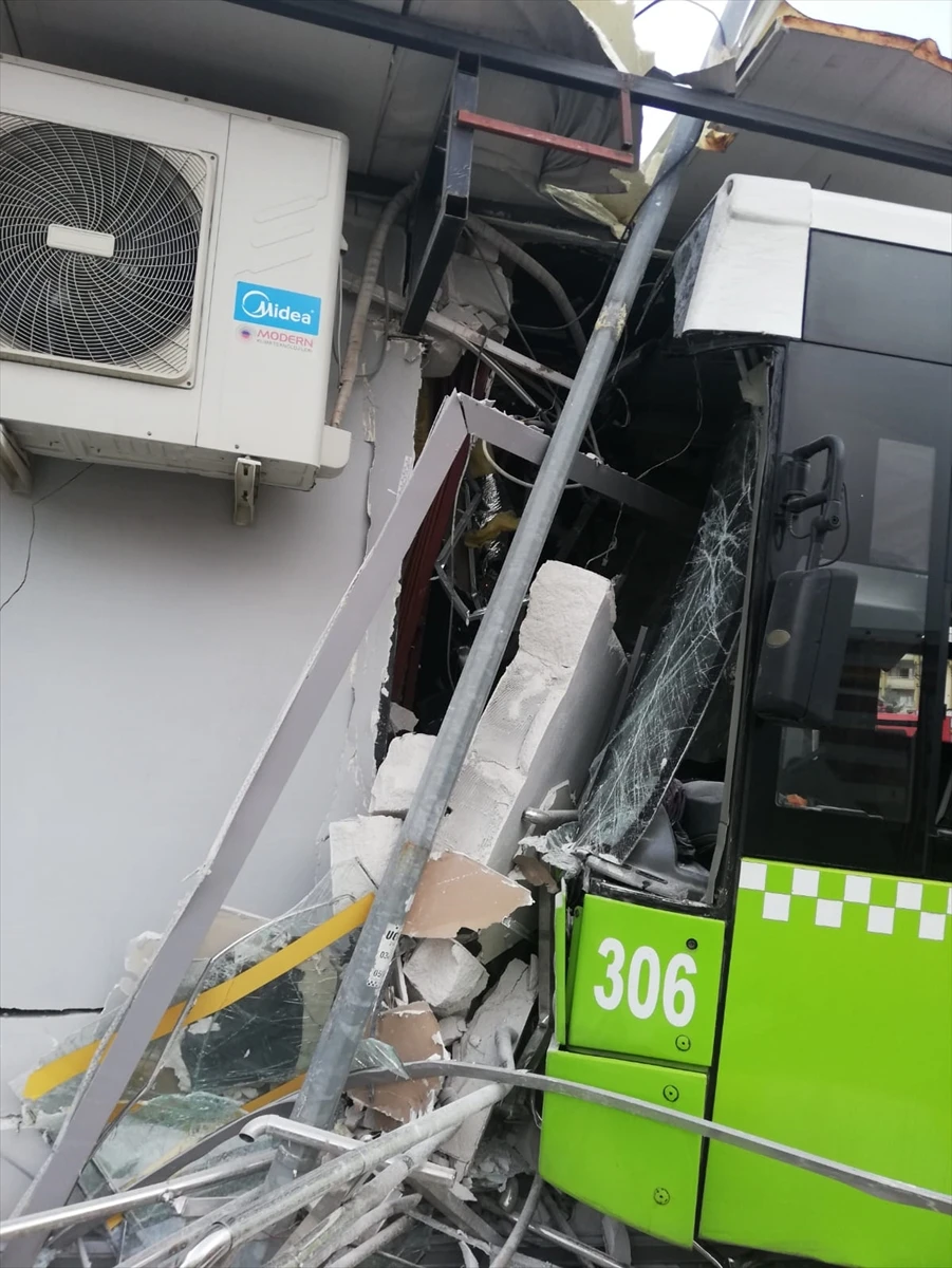 Belediye otobüsü PTT binasına çarptı: 2 yaralı