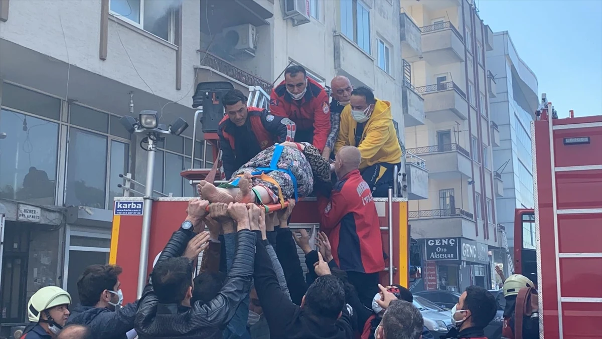 Mersin'de 5 katlı apartmanda korkutan yangın: Mahsur kalanlar kurtarıldı