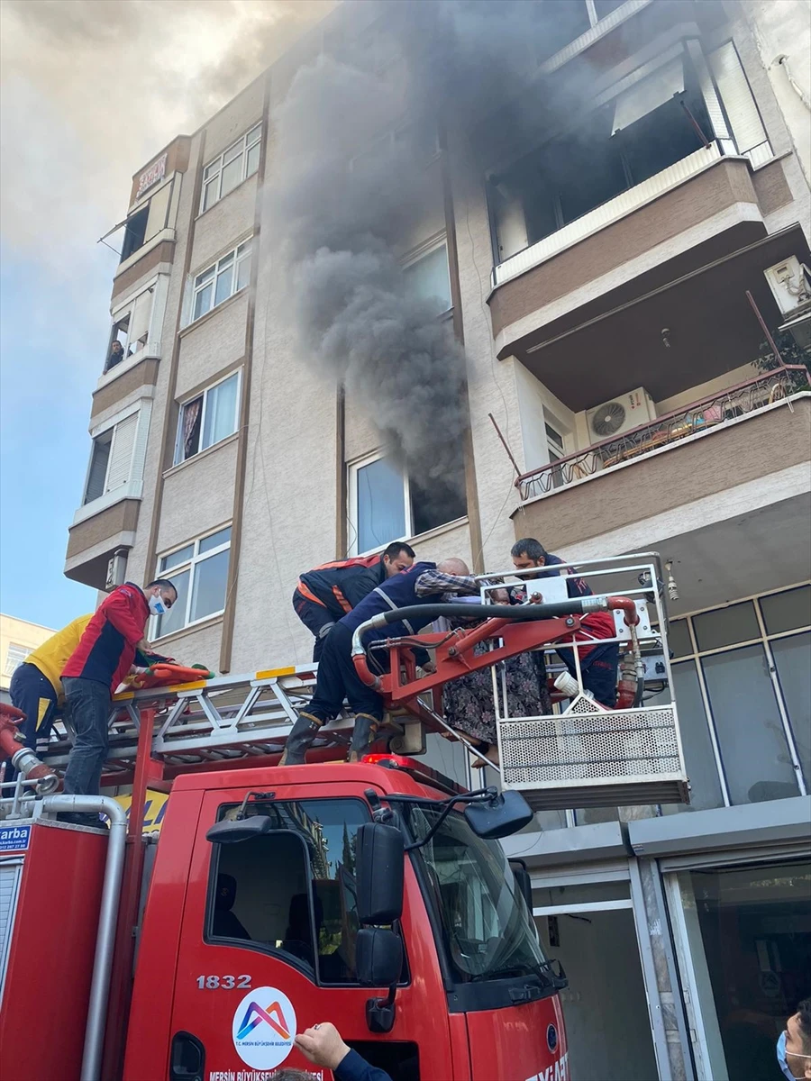 Mersin'de 5 katlı apartmanda korkutan yangın: Mahsur kalanlar kurtarıldı
