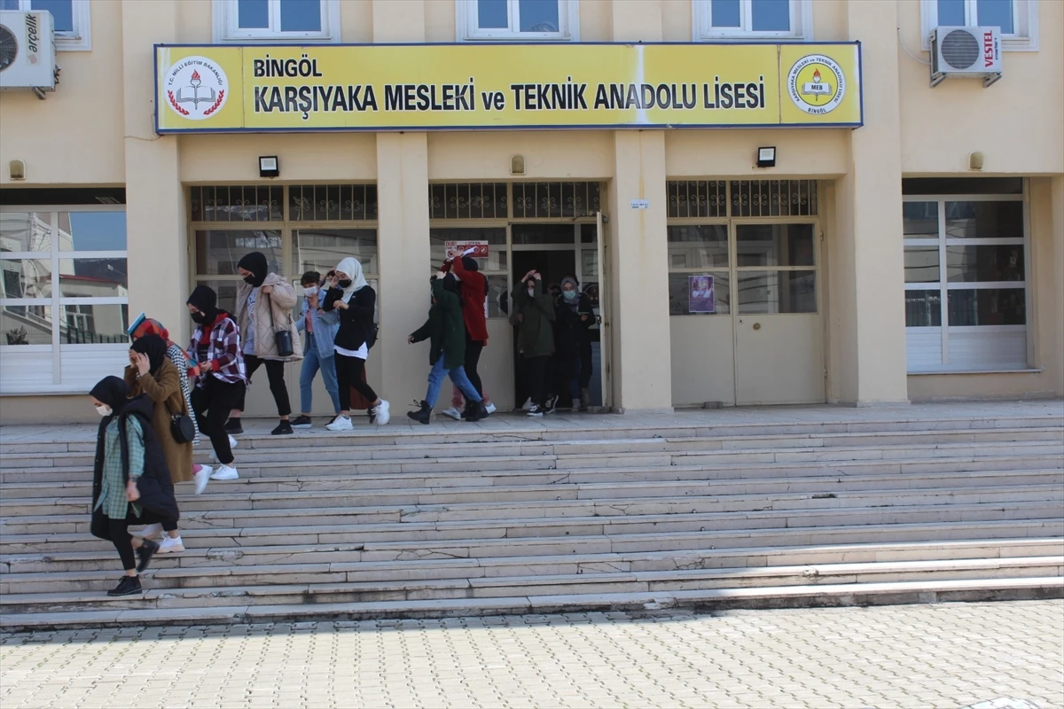 Deprem tatbikatı yaparken depreme yakalandılar