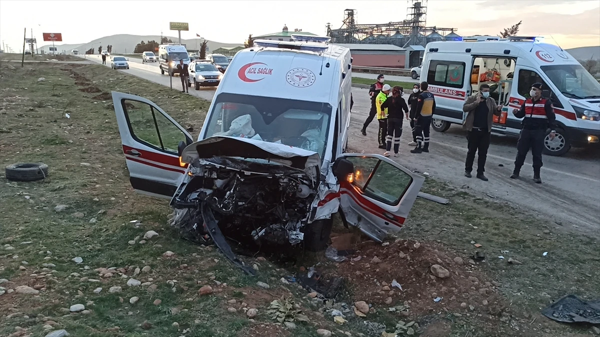 Ambulans ile otomobil çarpıştı: 3 ölü, 3 yaralı