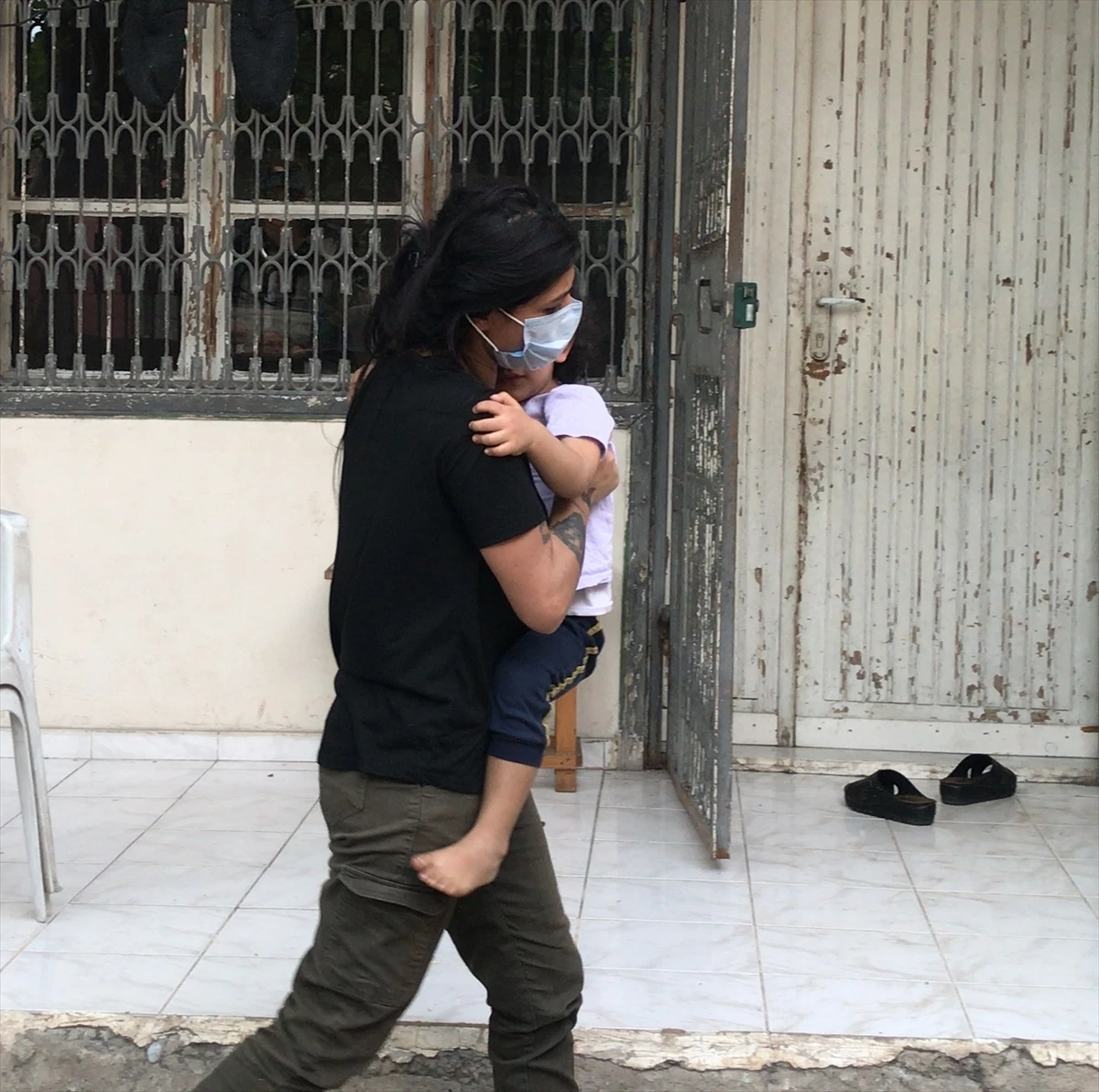 Balkondan aşağıya sarkan çocuğu itfaiye kurtardı