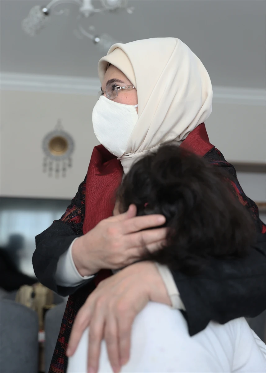 Emine Erdoğan sevgi evindeki çocukları ziyaret etti