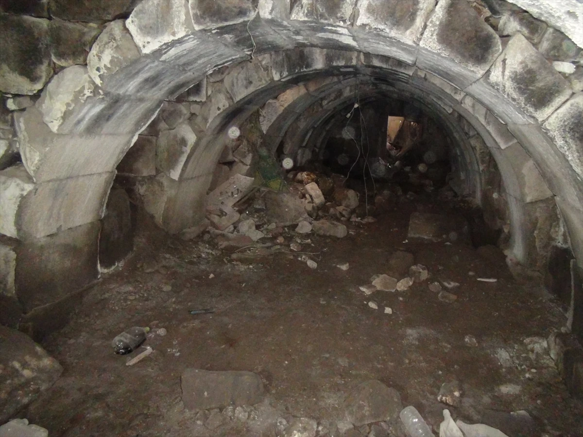 İzinsiz kazıda Roma dönemine ait zindan gün yüzüne çıktı