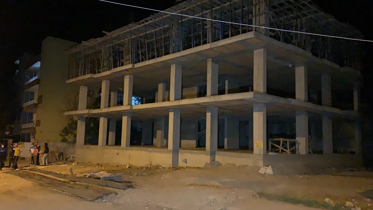 Ailece asansör boşluğuna düştüler