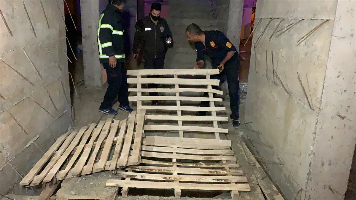 Ailece asansör boşluğuna düştüler