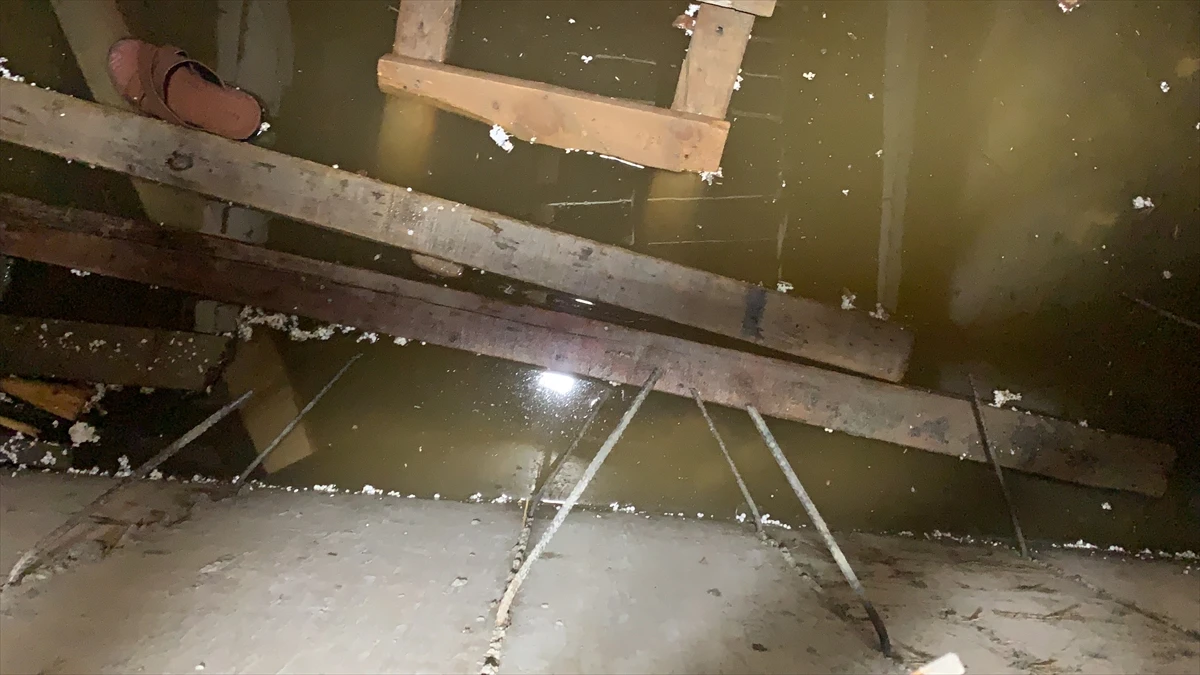 Ailece asansör boşluğuna düştüler