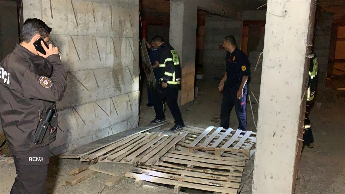 Ailece asansör boşluğuna düştüler