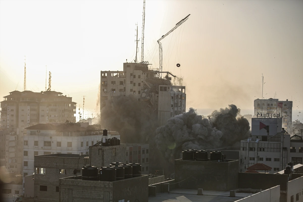 Son Dakika... İsrail bir binayı daha vurdu!