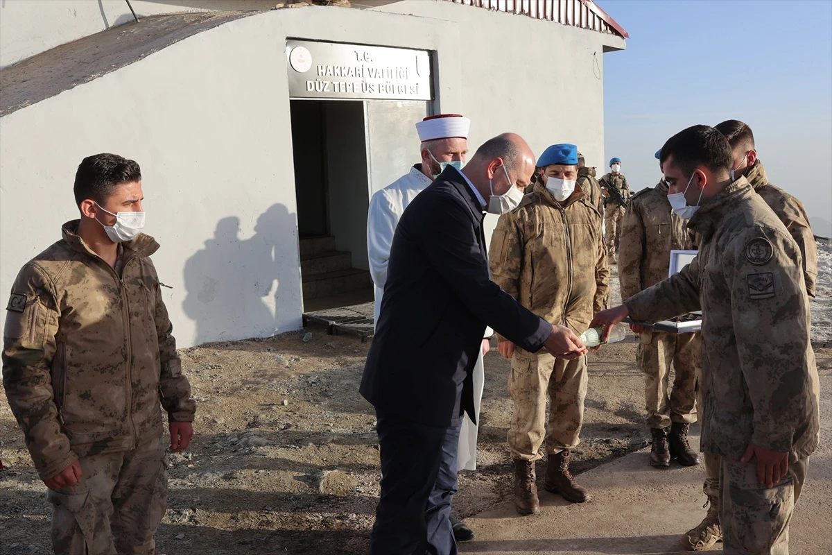 Bakan Soylu, bayram namazını Mehmetçikle kıldı