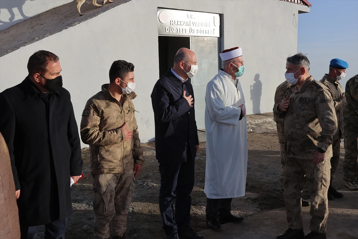 Bakan Soylu, bayram namazını Mehmetçikle kıldı