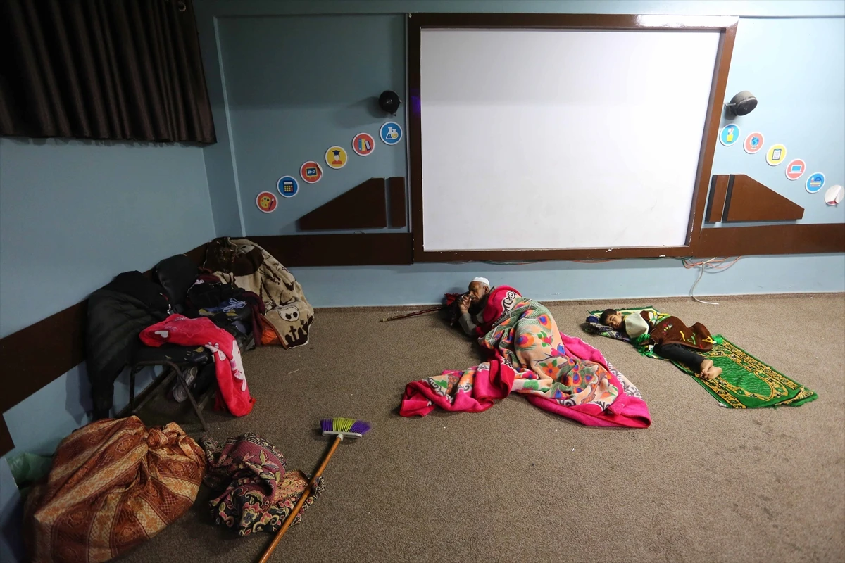 Filistinliler okullara sığındı