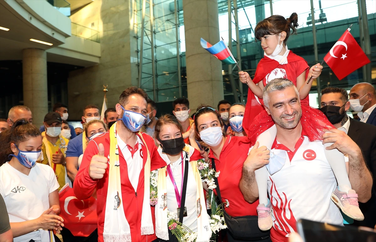 Dünya Şampiyonu Ayşe Begüm Onbaşı yurda döndü