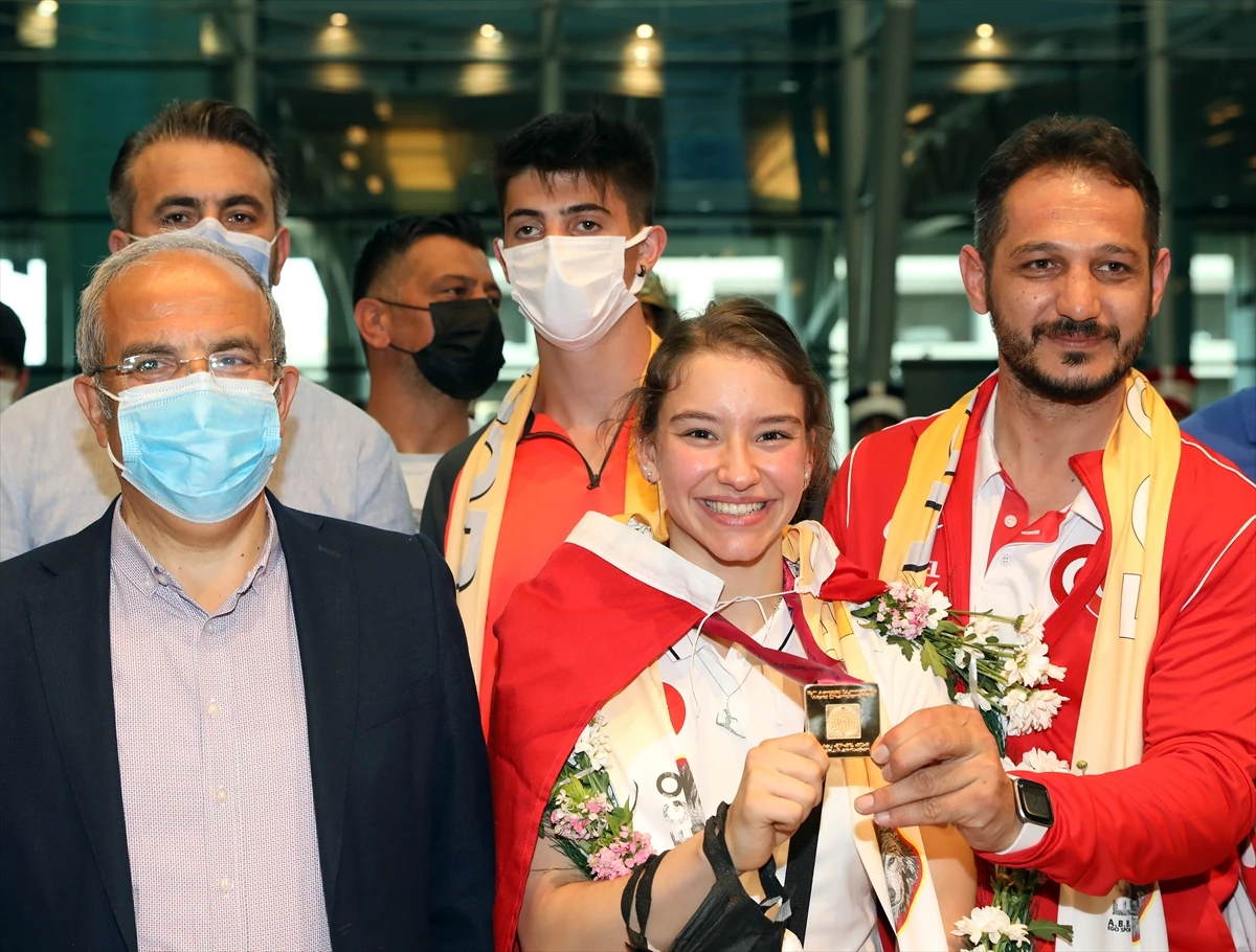 Dünya Şampiyonu Ayşe Begüm Onbaşı yurda döndü