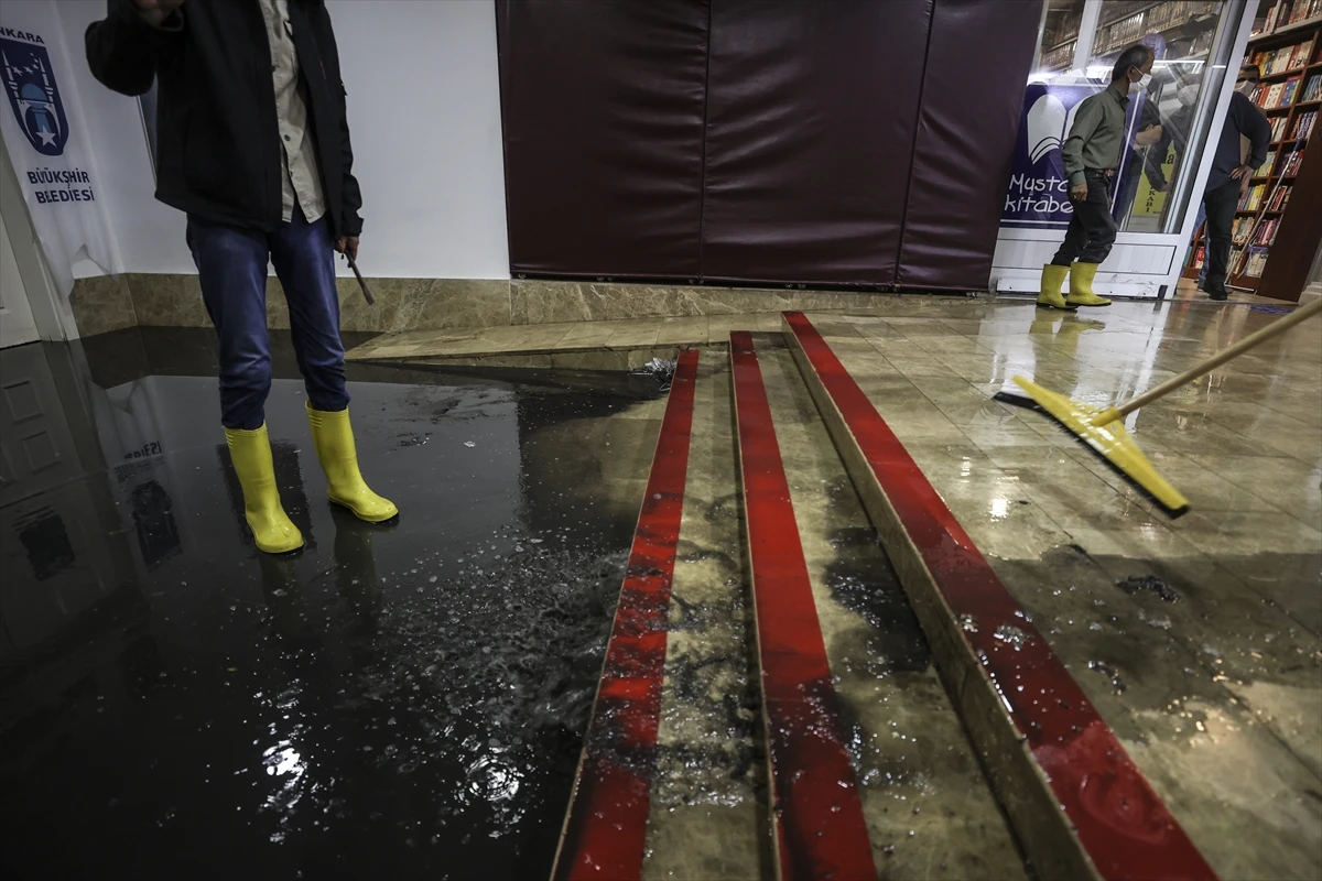 Ankara’yı sağanak vurdu araçlar sürüklendi...İşte ilk görüntüler