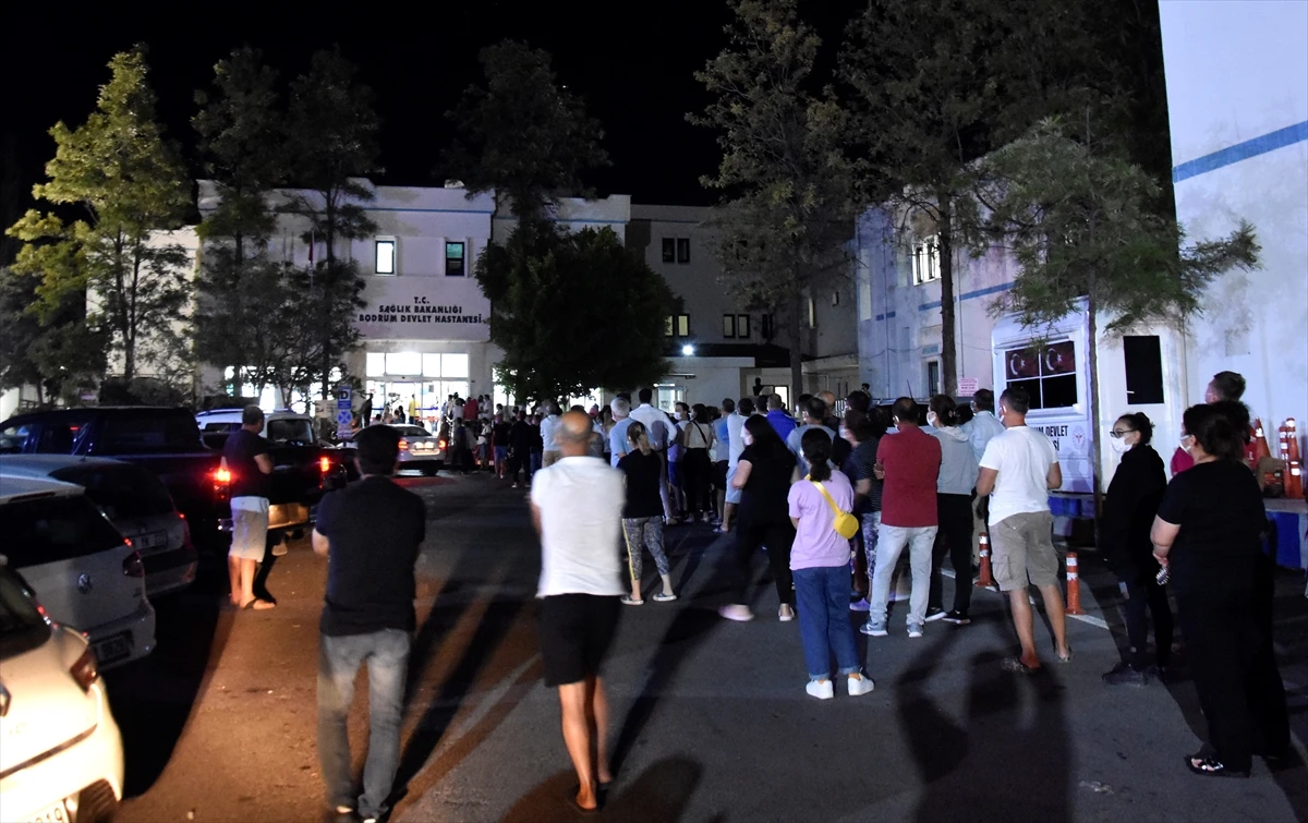 Hastanelerde aşı kuyruğu: Mesafe kuralına uyulmuyor