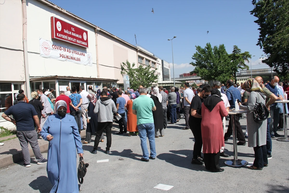 Hastanelerde aşı kuyruğu: Mesafe kuralına uyulmuyor