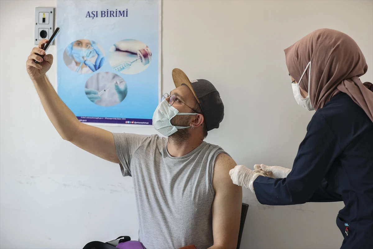 Hastanelerde aşı kuyruğu: Mesafe kuralına uyulmuyor