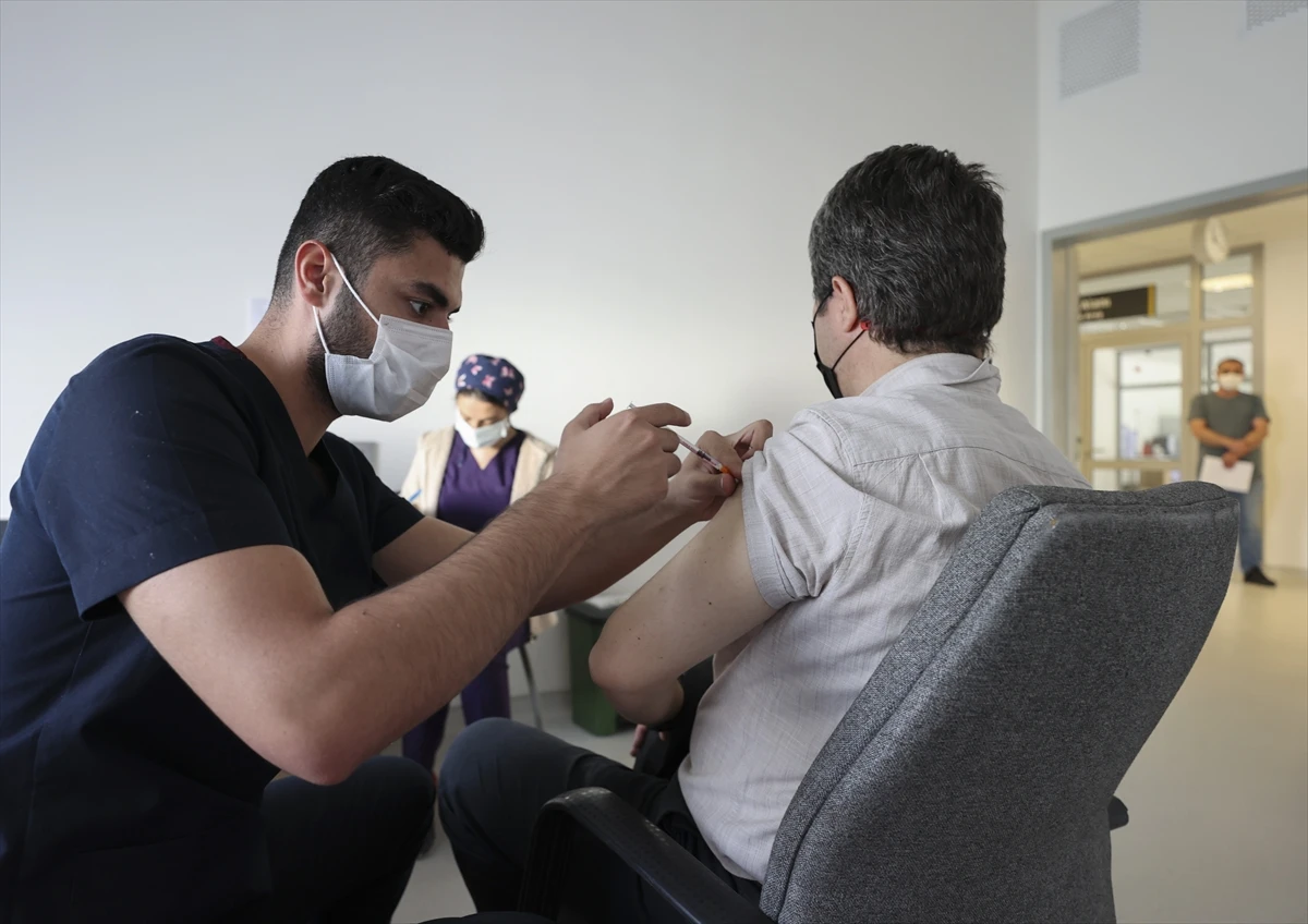 Hastanelerde aşı kuyruğu: Mesafe kuralına uyulmuyor