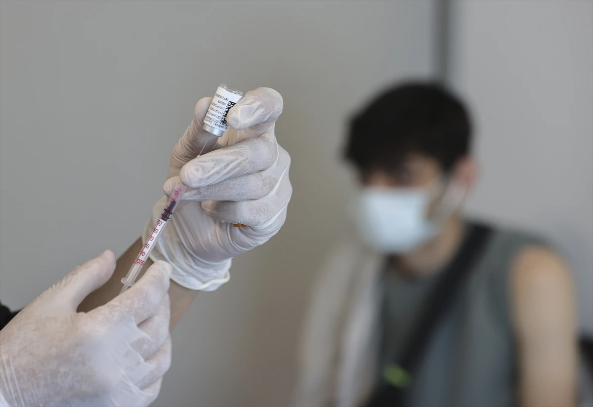 Hastanelerde aşı kuyruğu: Mesafe kuralına uyulmuyor