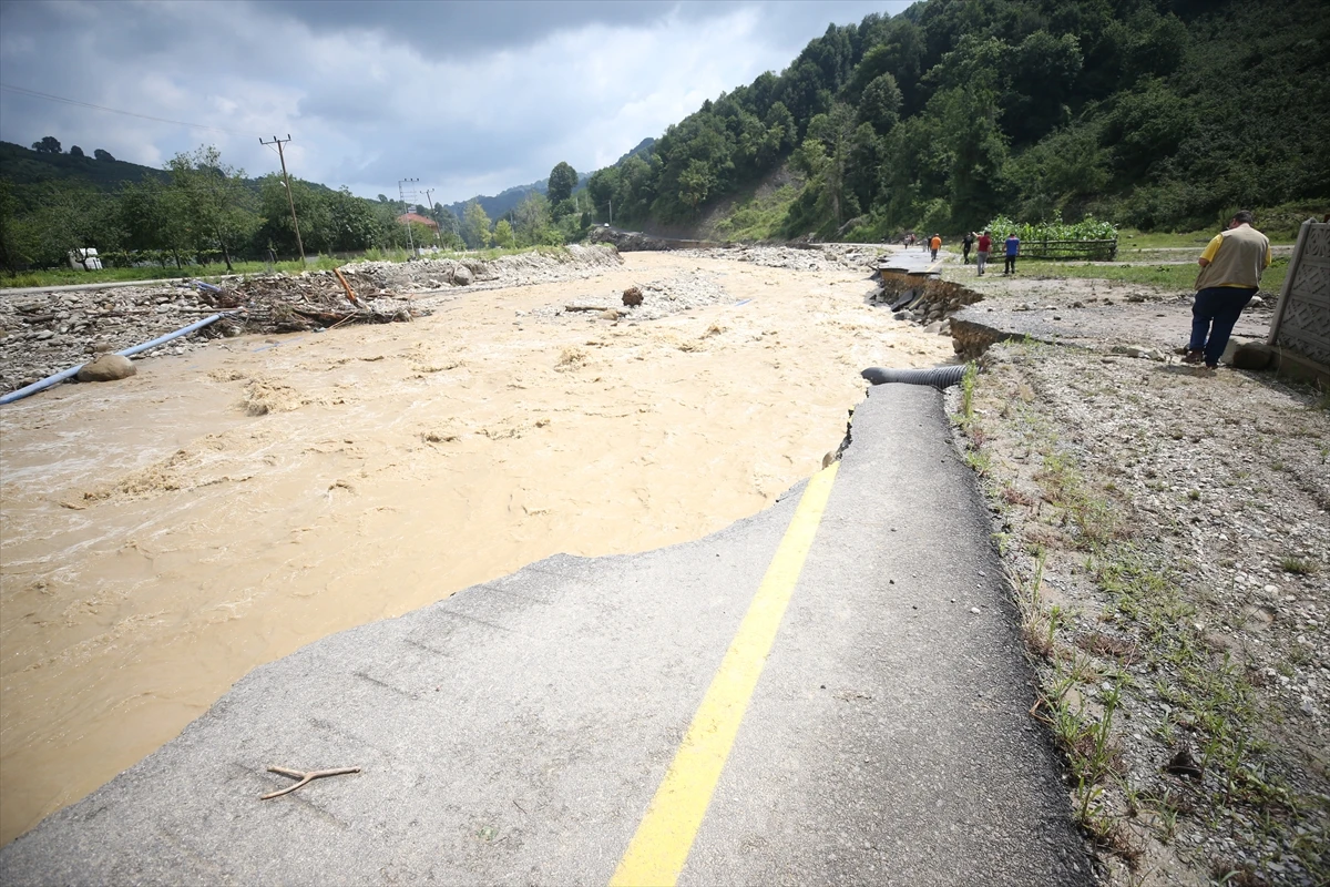 Sel felaketinde babasını kaybeden kızın feryadı yürekleri dağladı