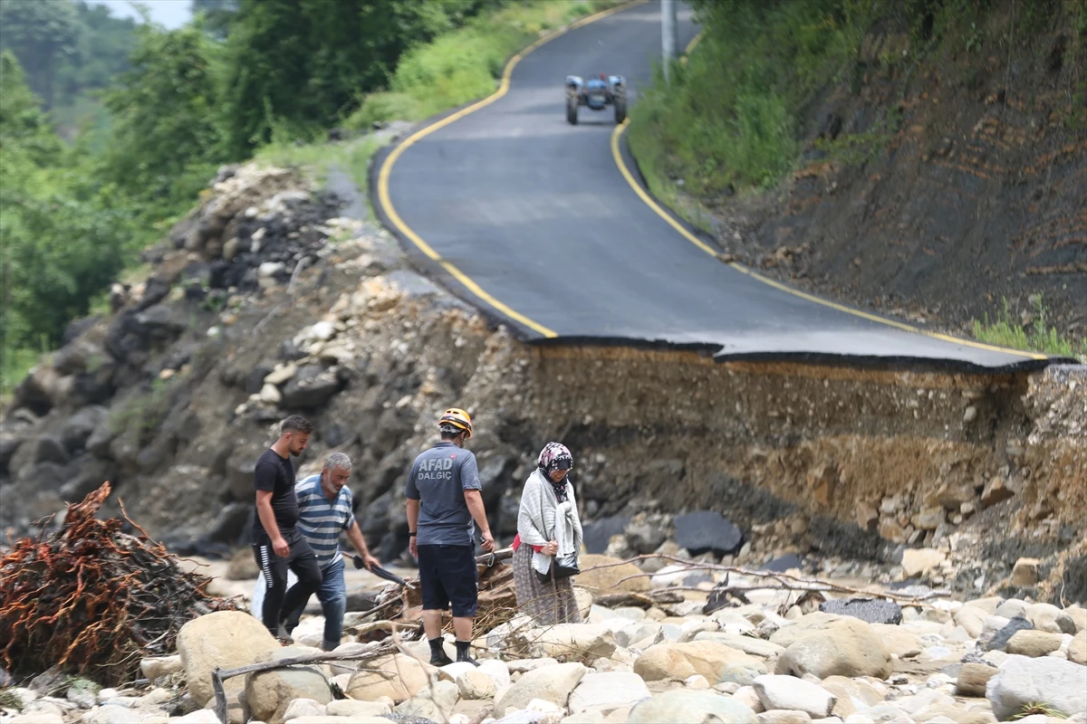 Sel felaketinde babasını kaybeden kızın feryadı yürekleri dağladı