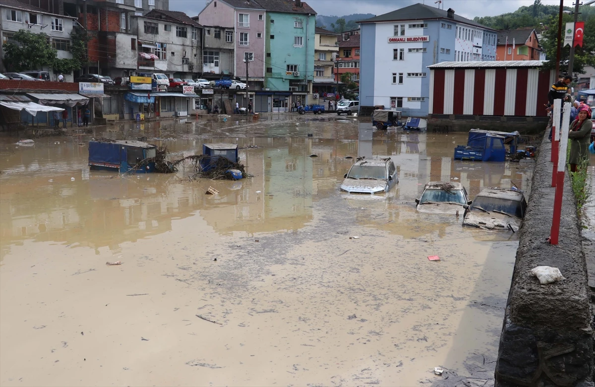 Zonguldak'ı sel bastı: Araçlar sulara gömüldü