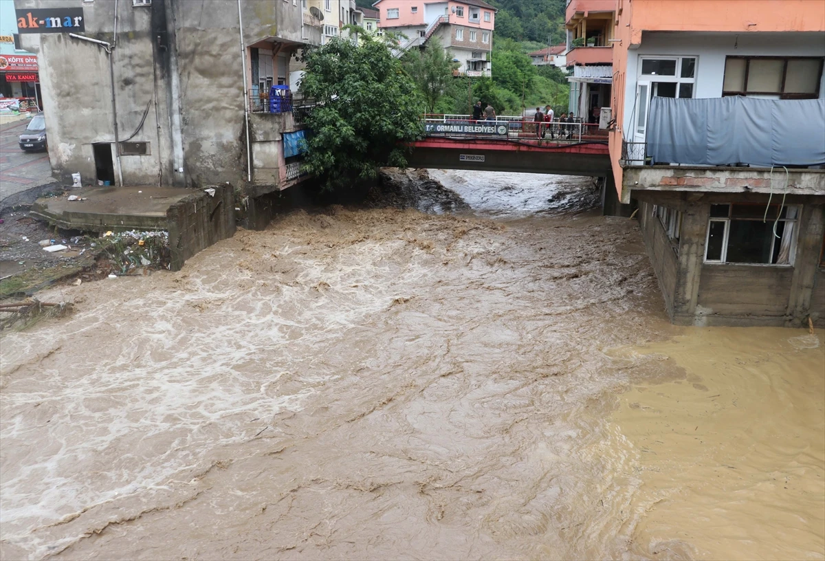 Zonguldak'ı sel bastı: Araçlar sulara gömüldü