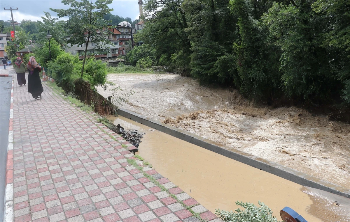 Sel felaketinde babasını kaybeden kızın feryadı yürekleri dağladı